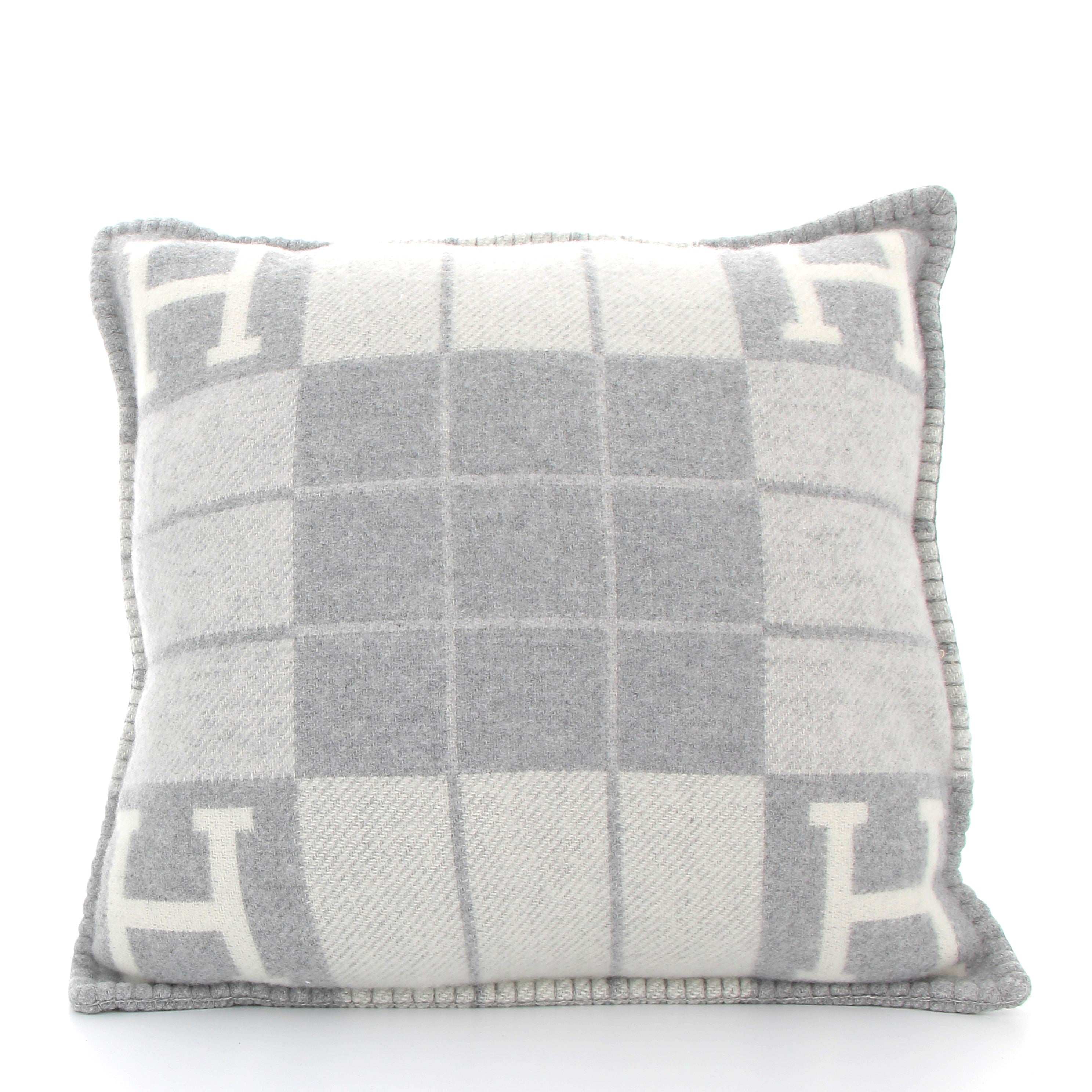 HERMÈS Avalon III Cushion Ecru / Light Grey Small Model