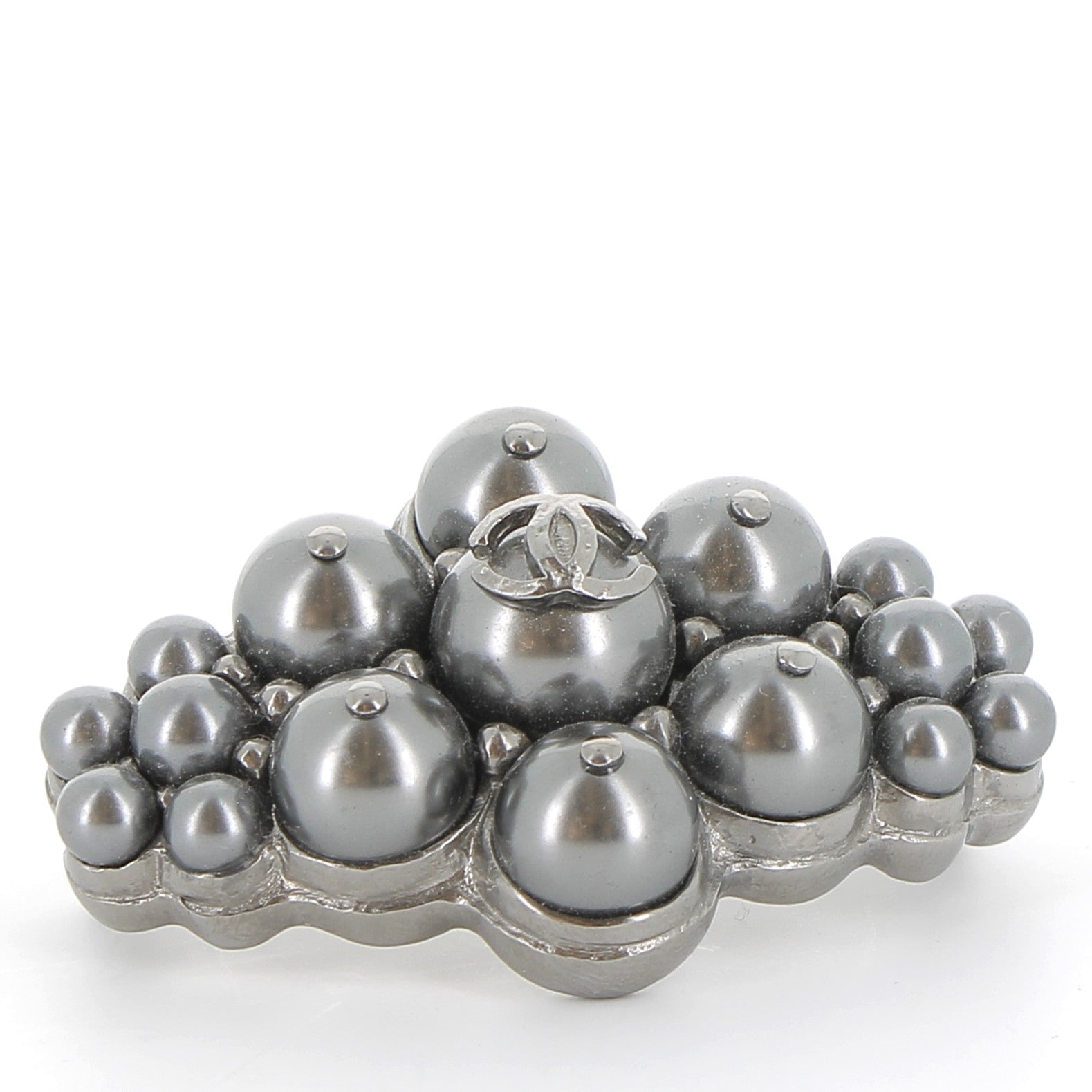 CHANEL Brooch in Pearls and Metal