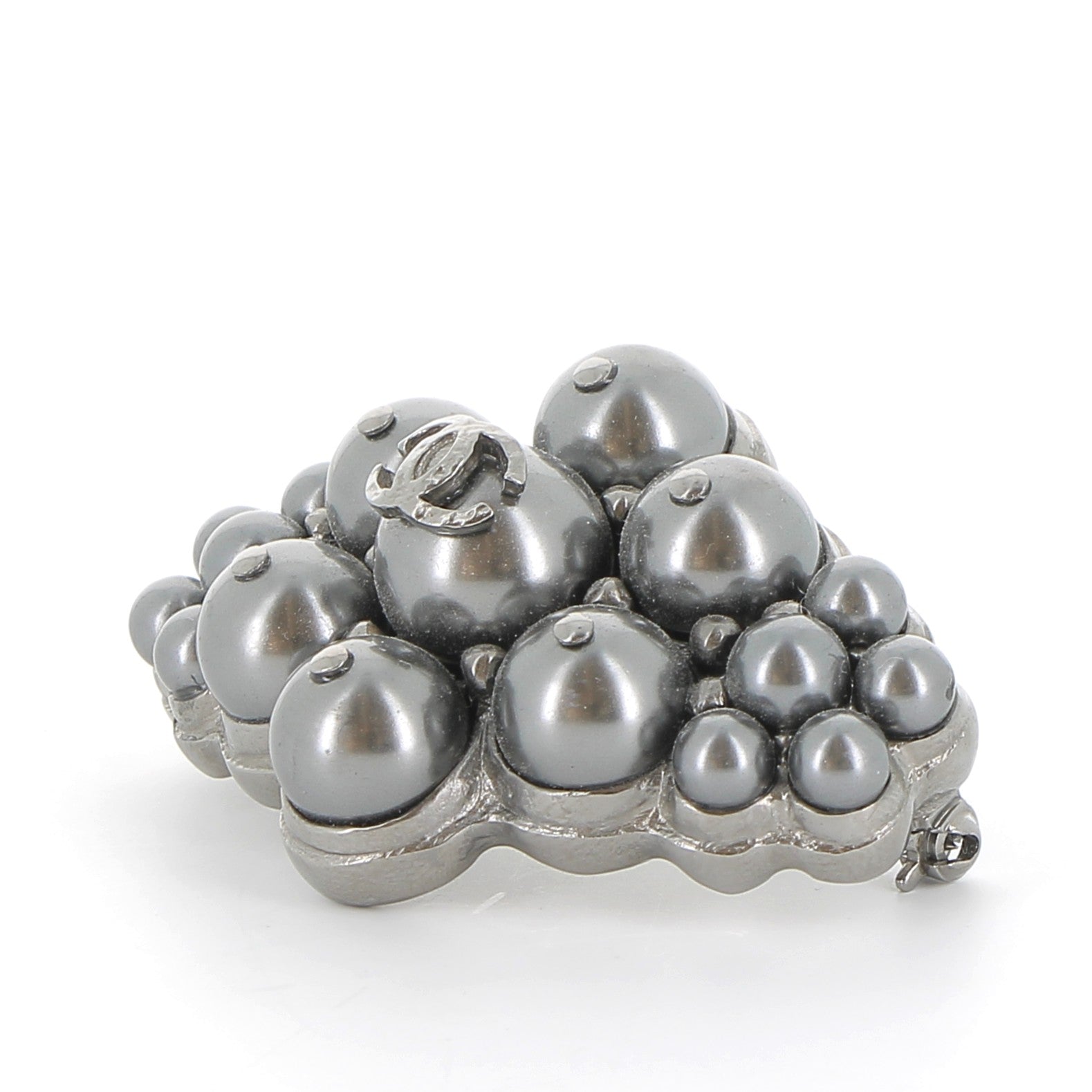 CHANEL Brooch in Pearls and Metal