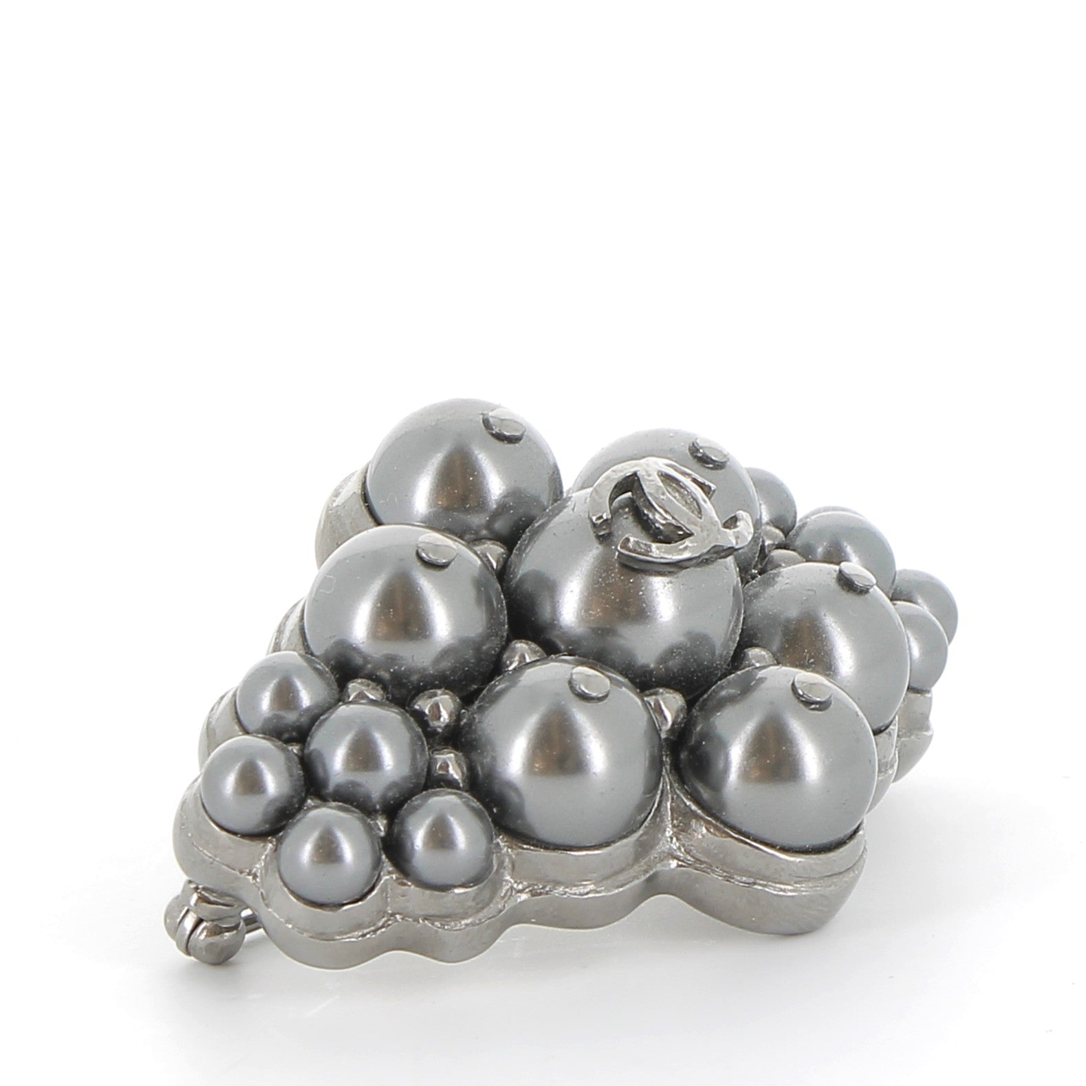 CHANEL Brooch in Pearls and Metal