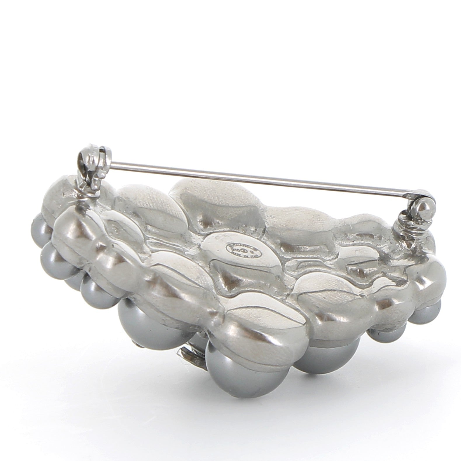CHANEL Brooch in Pearls and Metal